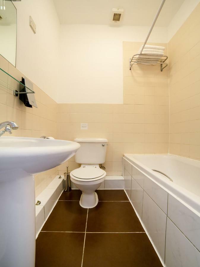 Oyo London Luton Hotel ลูตัน ภายนอก รูปภาพ
